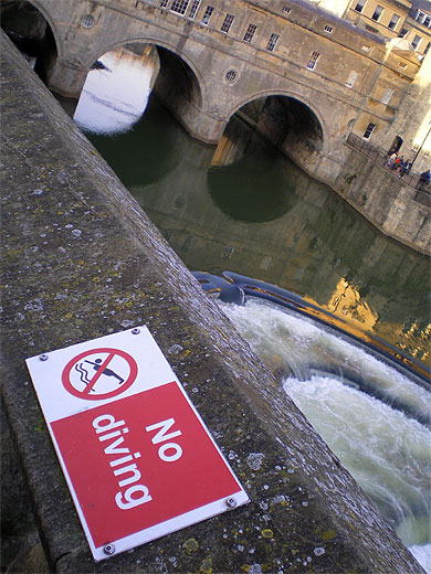 No diving ! No diving !