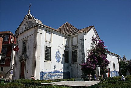 Charmante église qui domine le belvédère de Santa Luzia