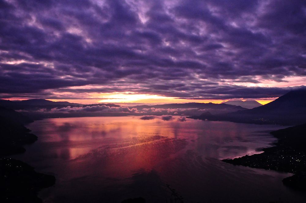 Atitlan enflammé par les rayons du Dieu Soleil