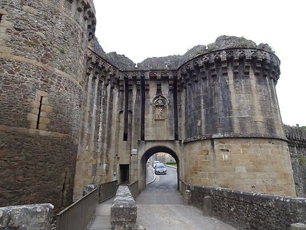 Porte massive du Château de Fougères