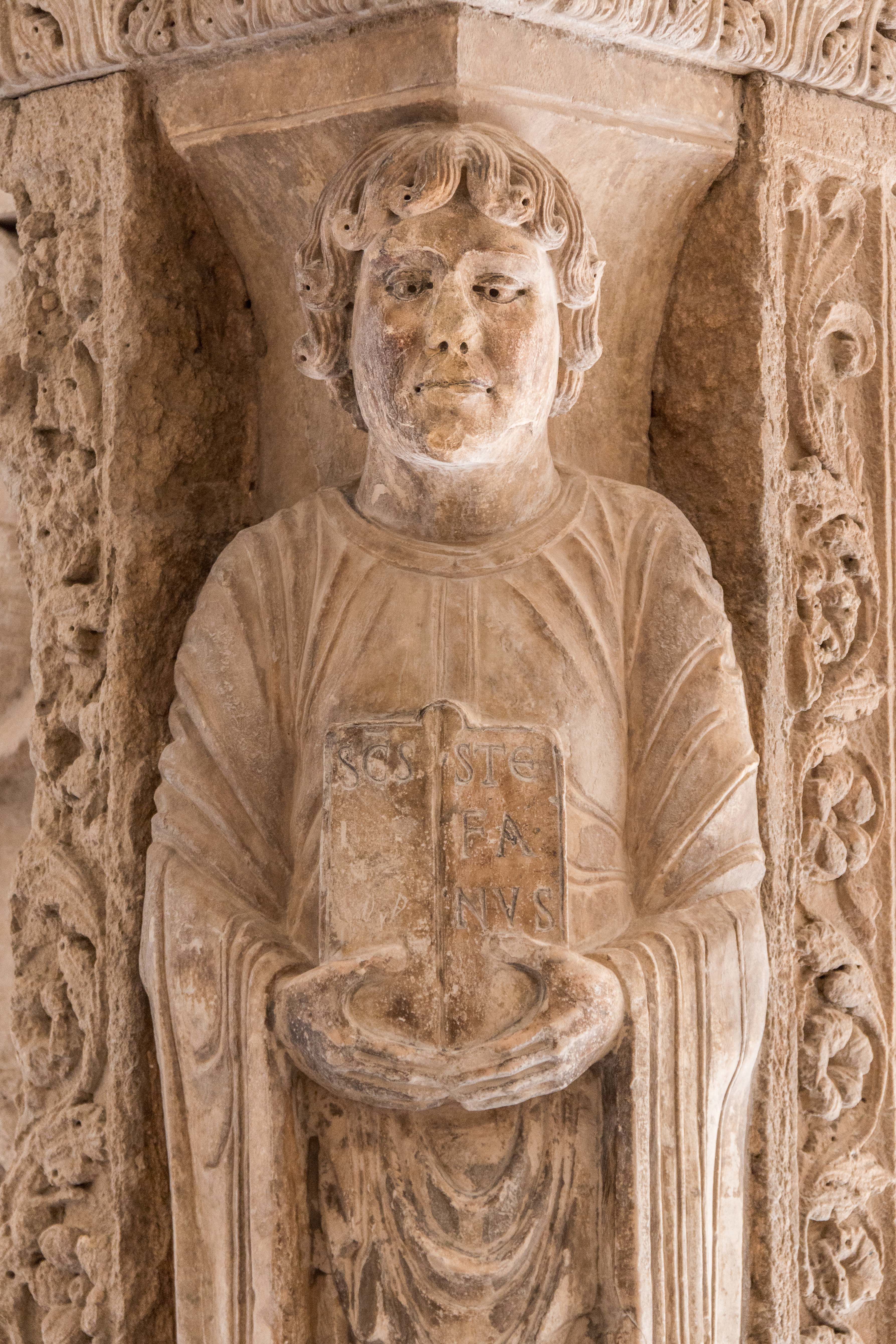 Arles - Cloître Ste Trophime - Statue