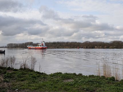 Barge s'éloignant