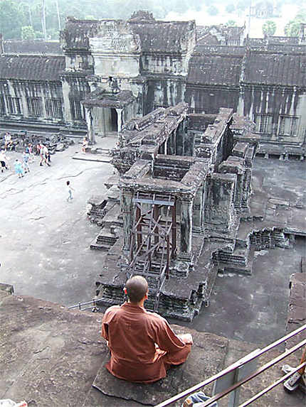 Bonze en méditation au sommet d'Angkor Vat