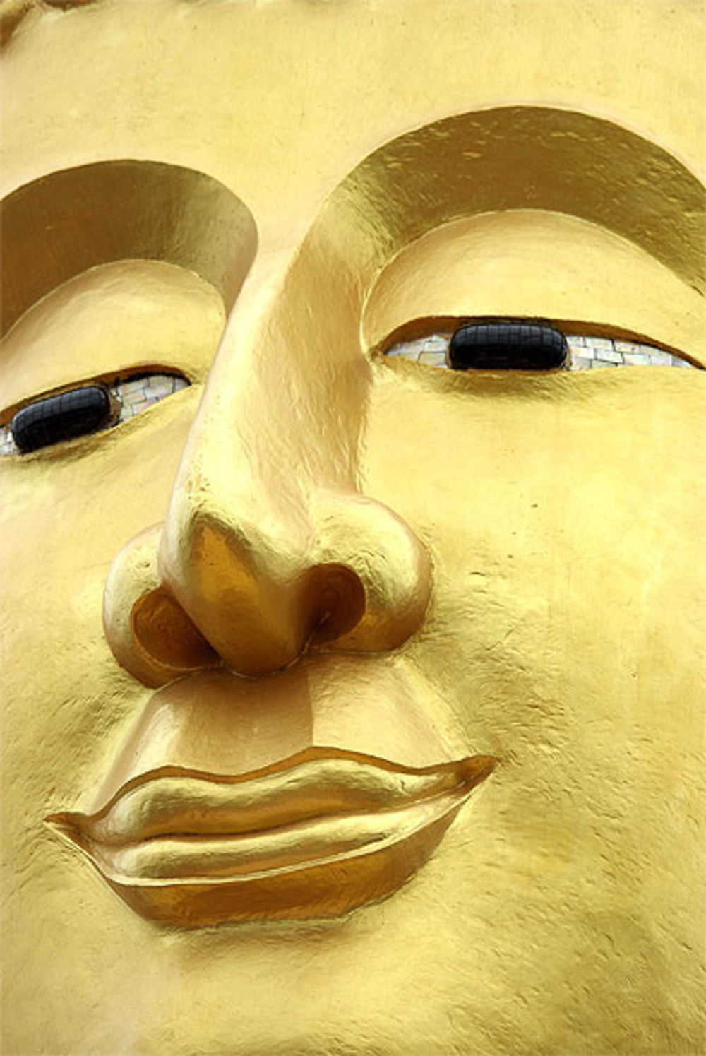 Visage doré de Bouddha