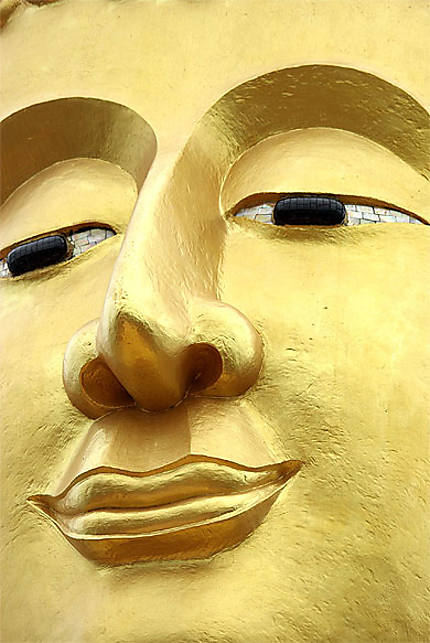 Visage doré de Bouddha