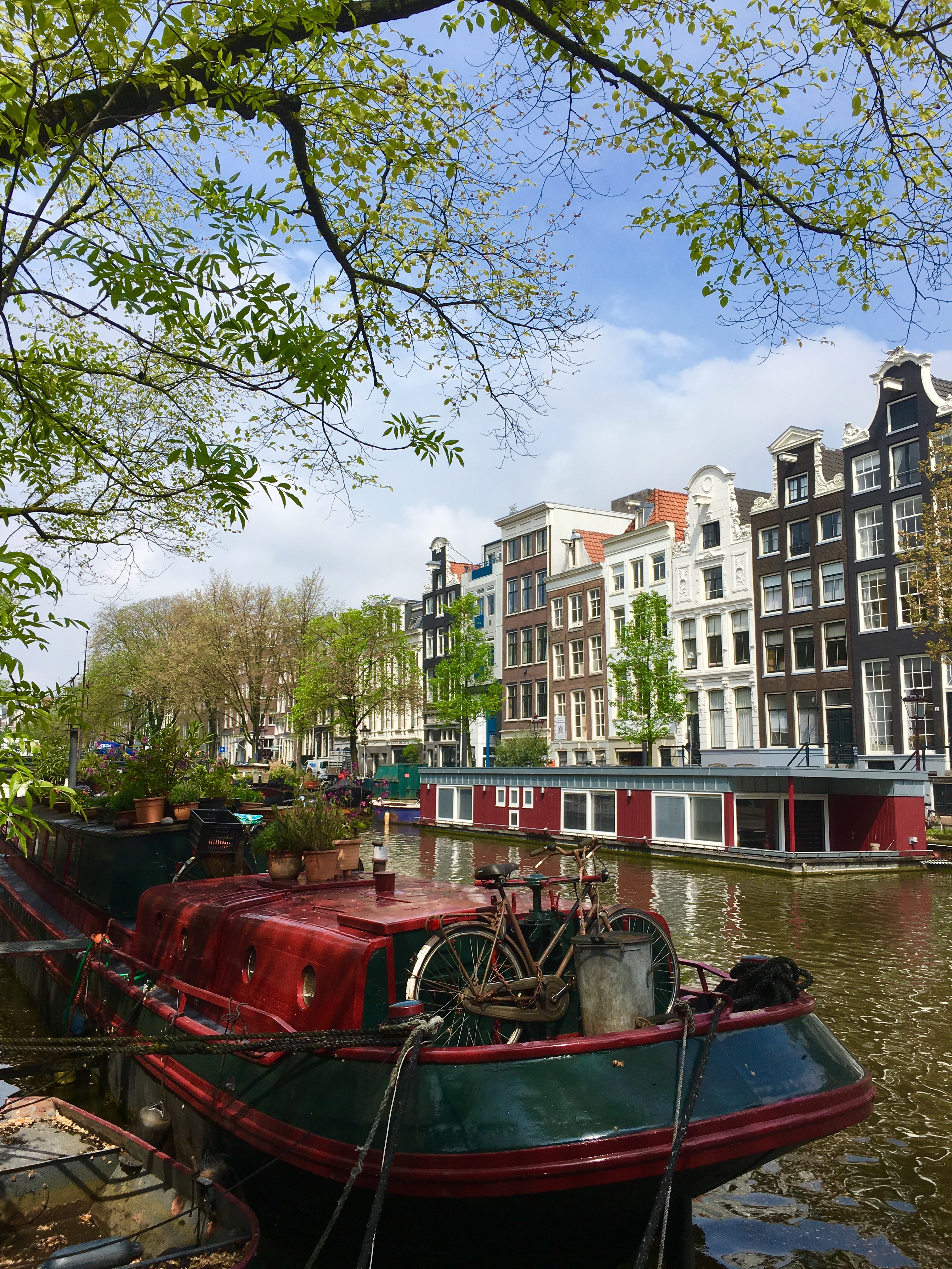 Des bateaux sur les canaux d'Amsterdam 