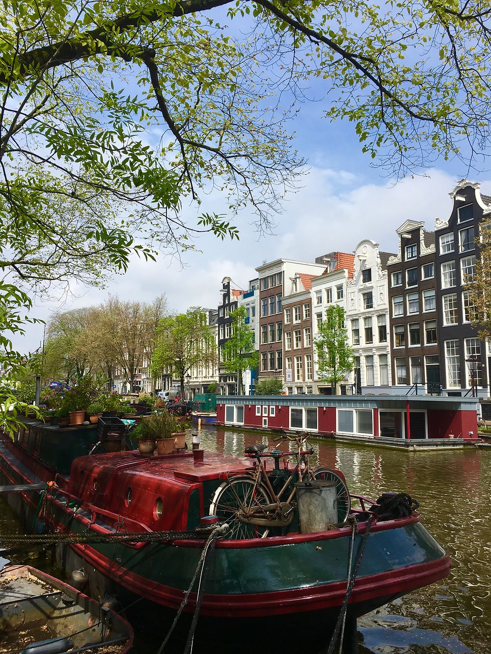 Des bateaux sur les canaux d'Amsterdam 