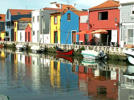 Aveiro, la Venise du Portugal - maisons colorées Aveiro, la Venise du Portugal - maisons colorées
