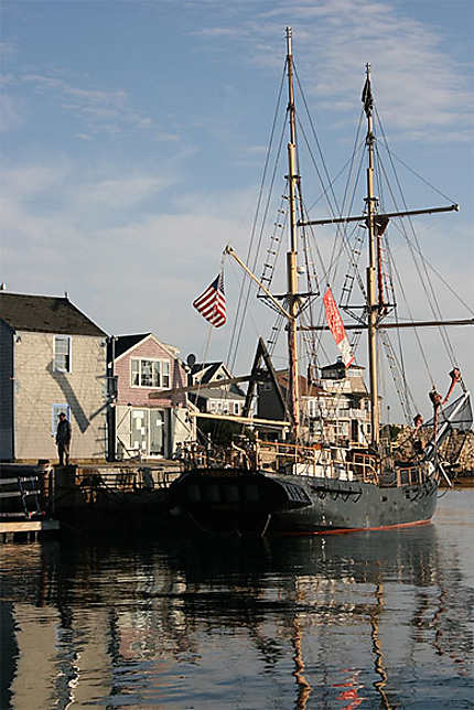 Beau navire dans le port de Rockport.