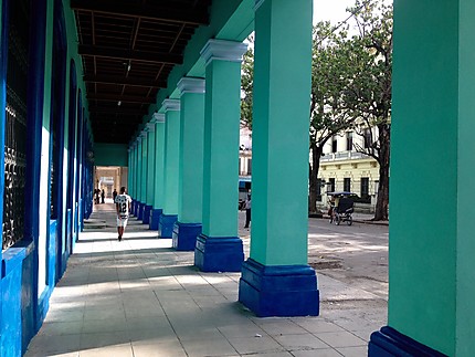 Rue colorée à La Havane