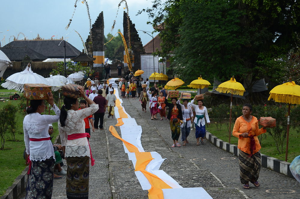 Cérémonie au Temple Ulun Danu