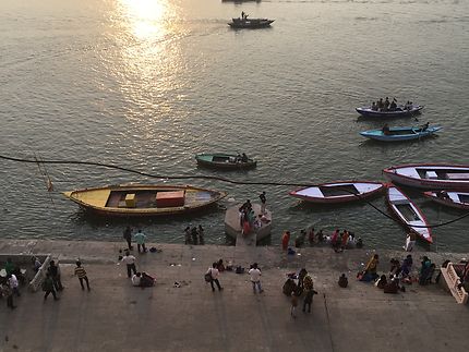 Ablutions sur le Gange au lever du soleil 
