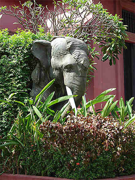 Statue éléphant en bronze, musée national