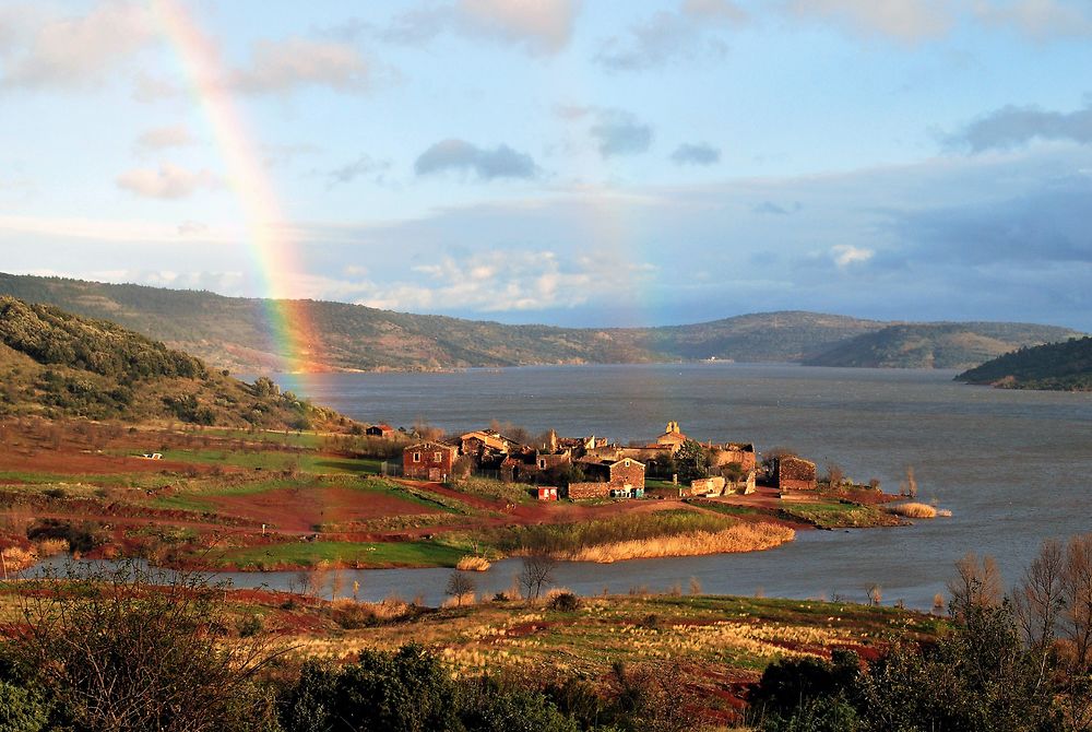 Village de Celles au bord du lac du Salagou