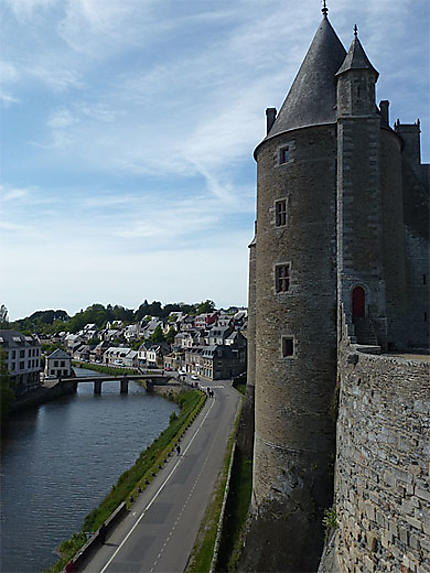 Le château de Josselin qui domine l'Oust