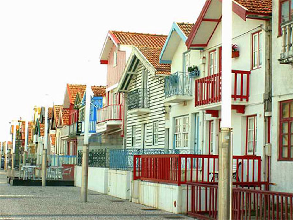 Maisons en bois de Costa Nova, village à 12 kms à l'ouest d'Aveiro 