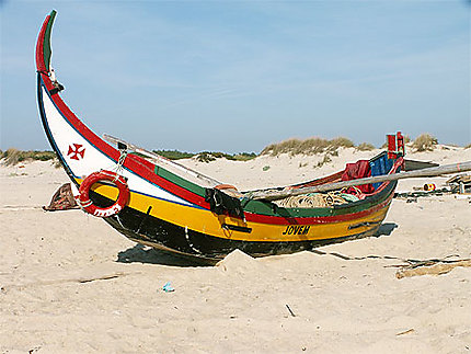 Barque de pêcheur sur la plage