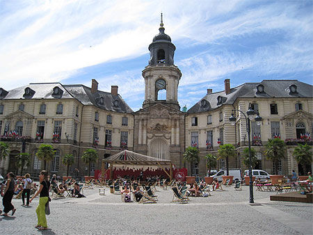 Rennes - Hôtel de Ville, ses palmiers et transats d'été