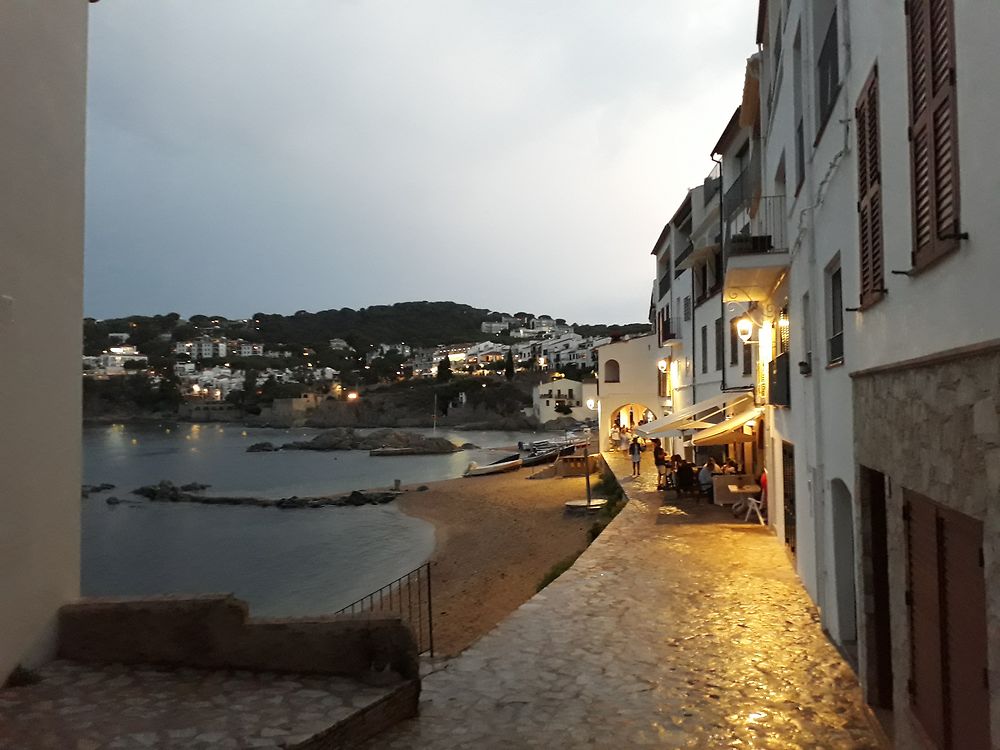 Nuit sur le front de mer de Calella de Palafrugell