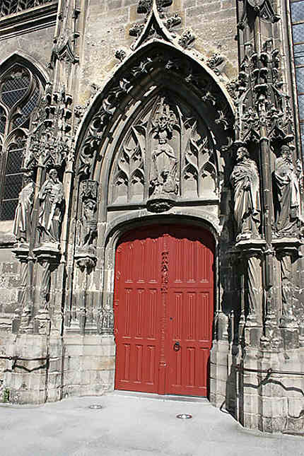 Entrée de l'église Saint-Germain l'Ecossais
