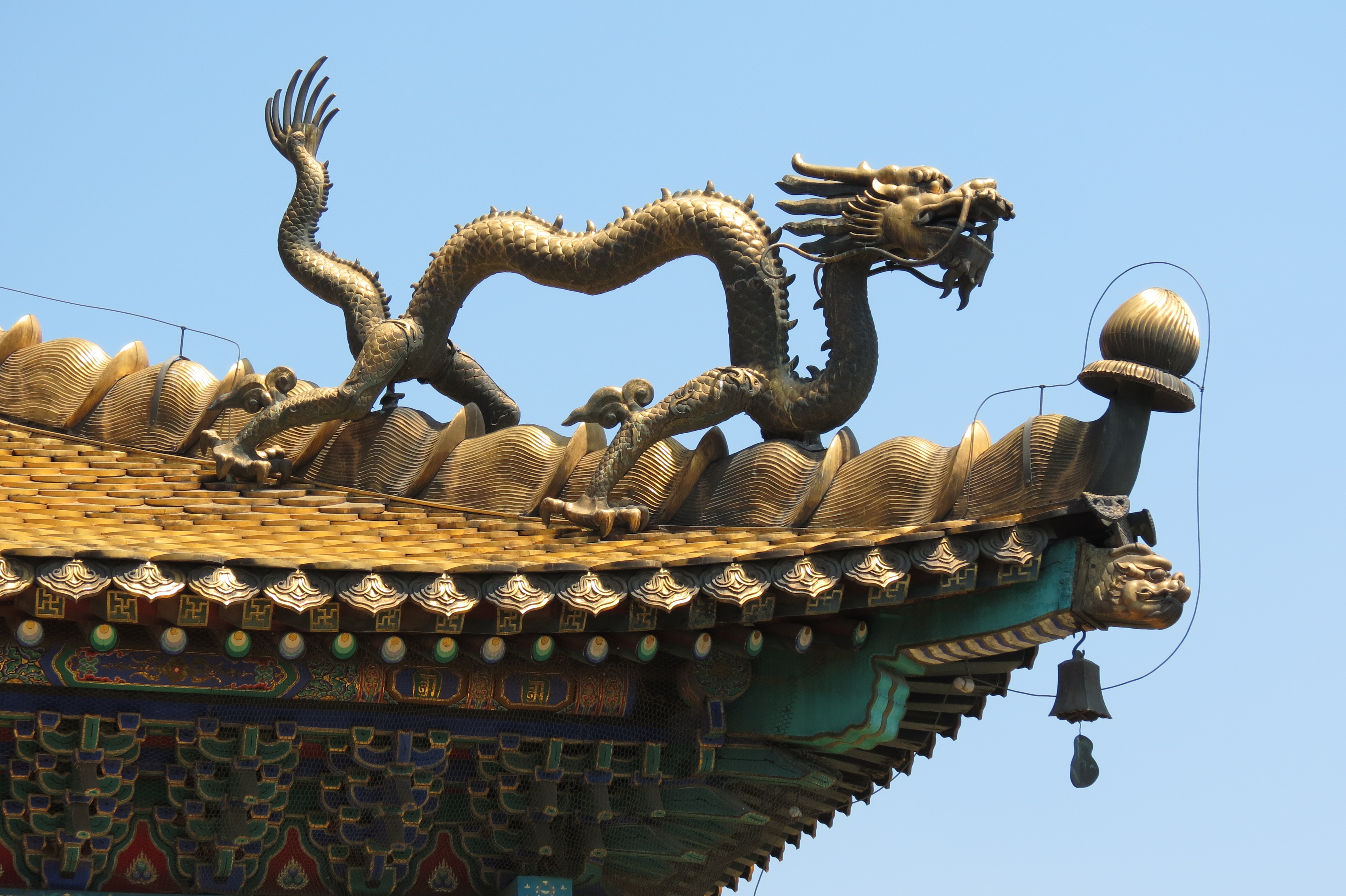 Dragon sur temple à 1km de l'école du Potala Dragon sur temple à 1km de l'école du Potala