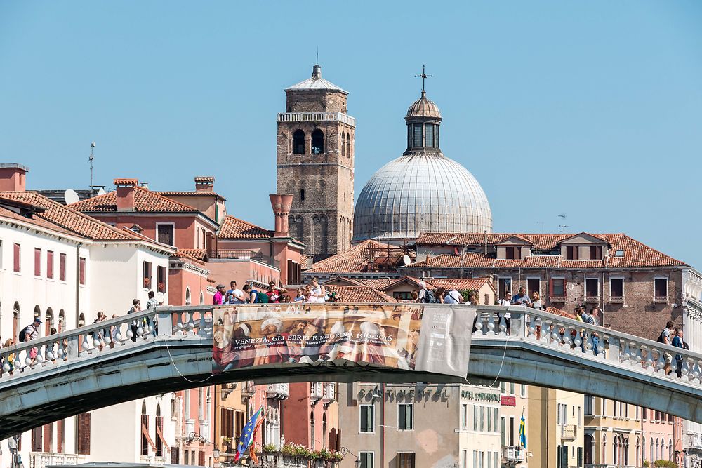 Le pont Scalzi et ses passants