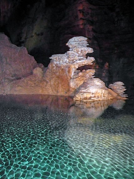 Gouffre de Padirac : stalagmites sur gour