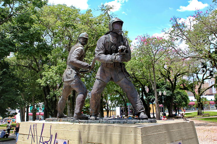 Monument dédié aux pompiers à Curitiba, Brésil