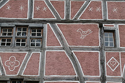 La façade d'une maison de l'écomusée d'Alsace