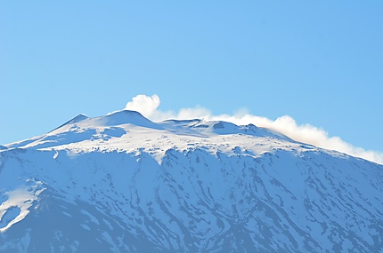 Le sommet de l'Etna au petit matin depuis Bronte