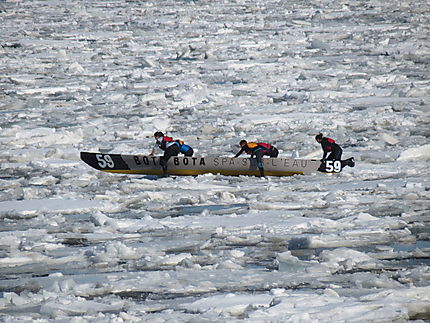 Course de canots sur les glaces