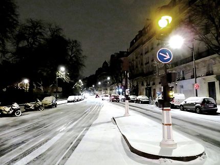 Rue parisienne enneigée 