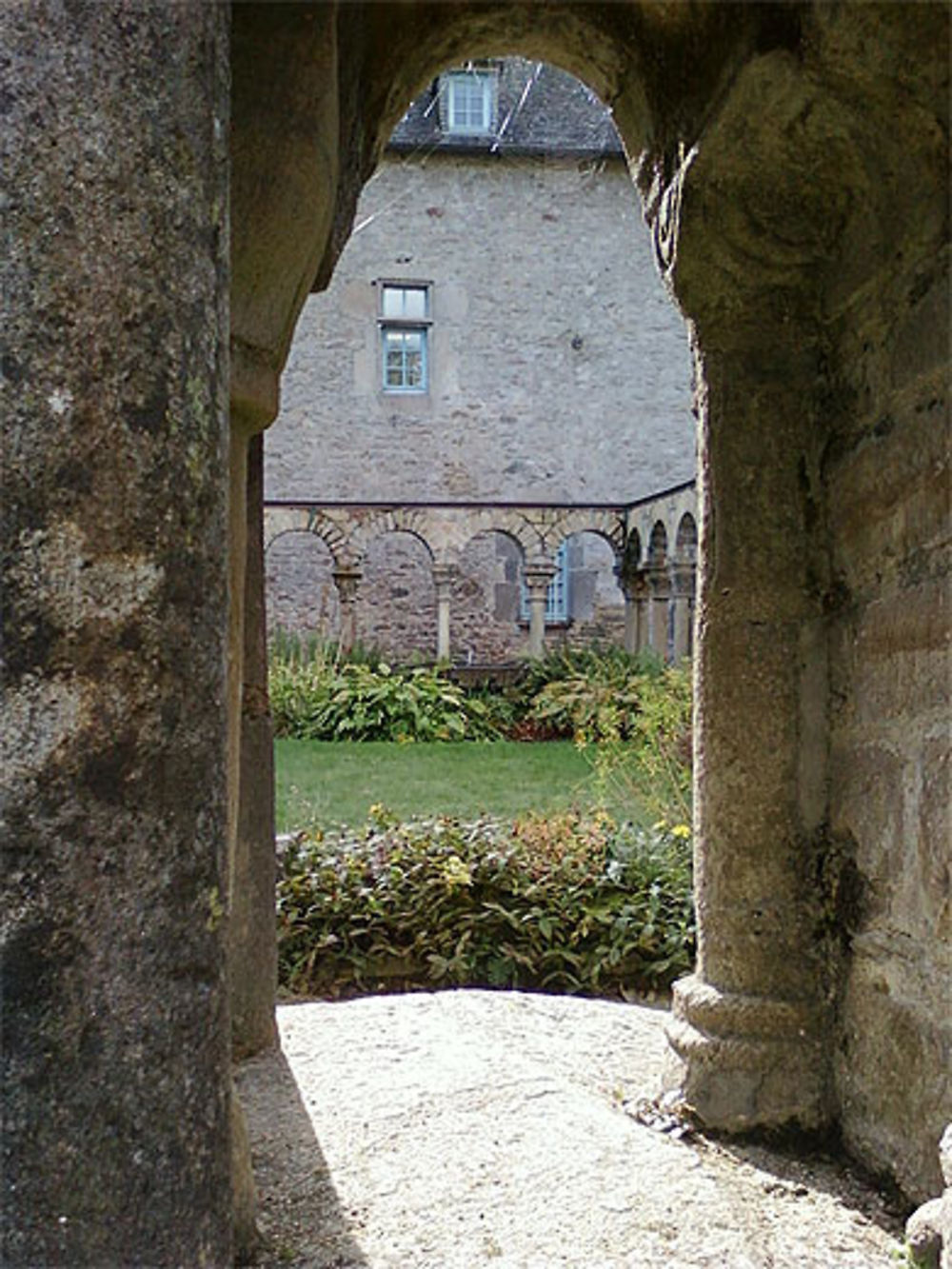 Un oeil discret sur le cloître