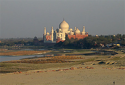 Vue lointaine sur le Taj Mahal