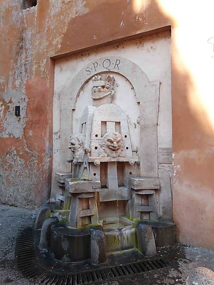 Fontaine près de la Piazza del Popolo