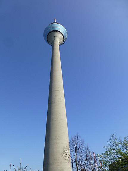Rheinturm vue du pied