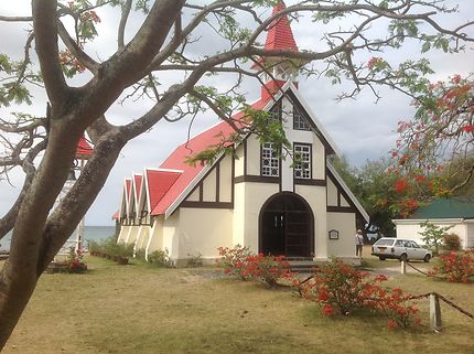 Charmante église au bord de l'océan Indien