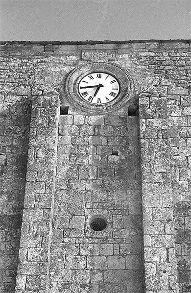 Le fronton de l'église de Nanclars avec son horloge
