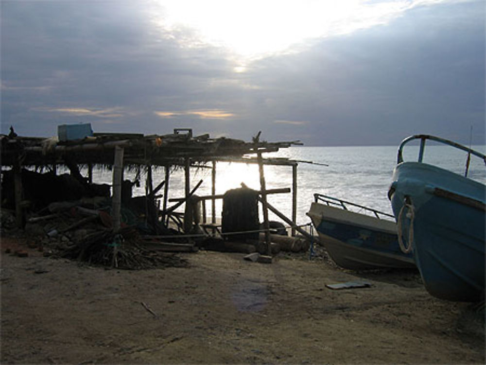 Couché de soleil sur le port artisanal de Crucita