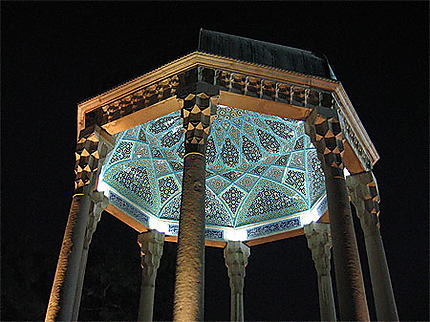 Le poète mort illumine la nuit persane