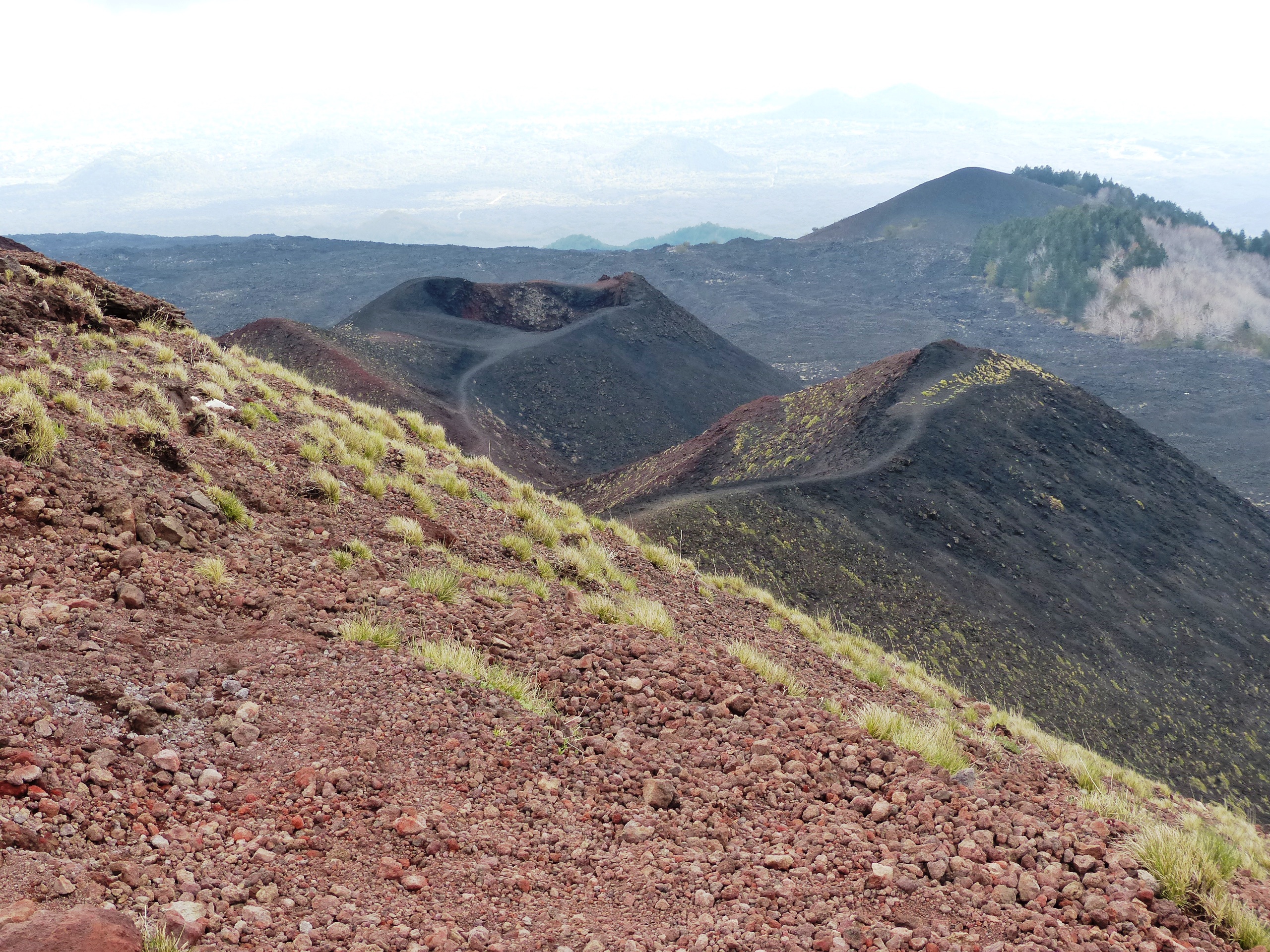 Petits cratères sur les flancs de l'Etna Petits cratères sur les flancs de l'Etna