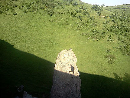 L'ombre du randonneur sur un rocher