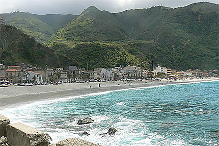 Scilla, paysage typique de calabre : mer et montagne