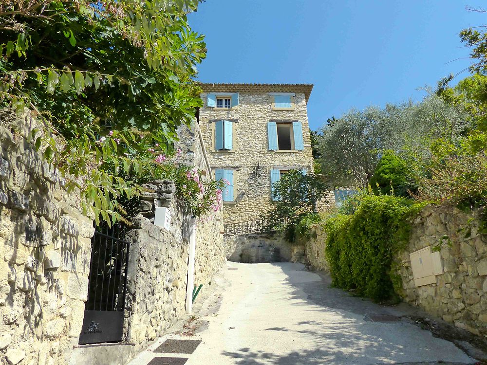 Montée à l'église de Gigondas