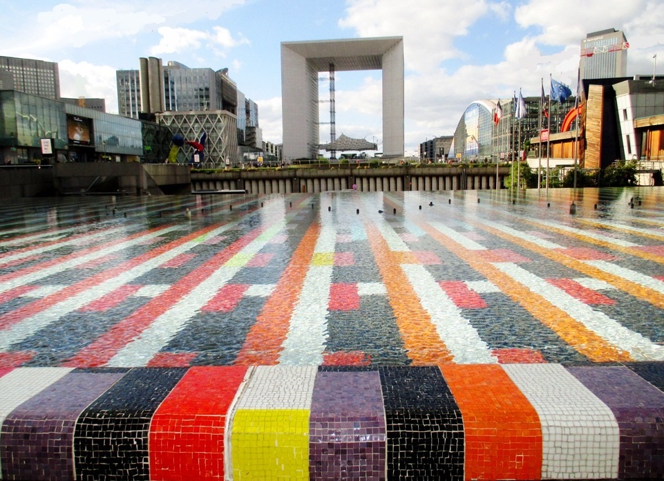La Fontaine d'Agam et la Grande Arche La Fontaine d'Agam et la Grande Arche