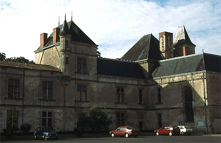 Le chateau de Coulonges Le chateau de Coulonges