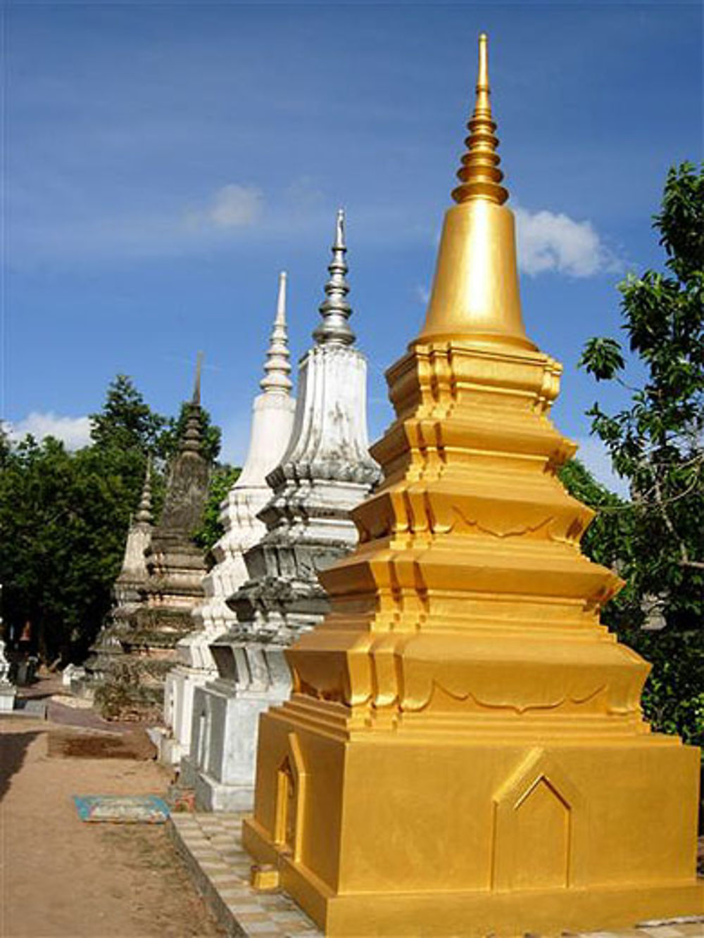 Stupas au Wat Bo à Siem Reap