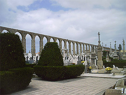 Ancien aqueduc au Portugal