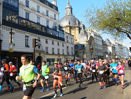 Le Marathon de Paris 2019,  rue Saint-Antoine 