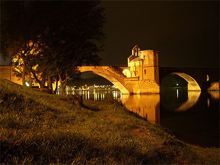 Pont d'Avignon dans la nuit